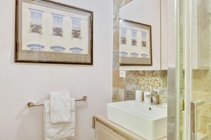 Regadera, secadora de cabello, bidet 