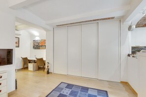 Interior - GuestHost - Modern and bright 45 sqm apartment with private patio, perfect for 4 people, located on the ground floor of a period building in good condition. The property is located in Oltrarno district, an extremely quiet and relaxing area, but at the sa (Firenze)