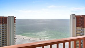 Ein Hochhaus mit Blick auf Strand und Meer.