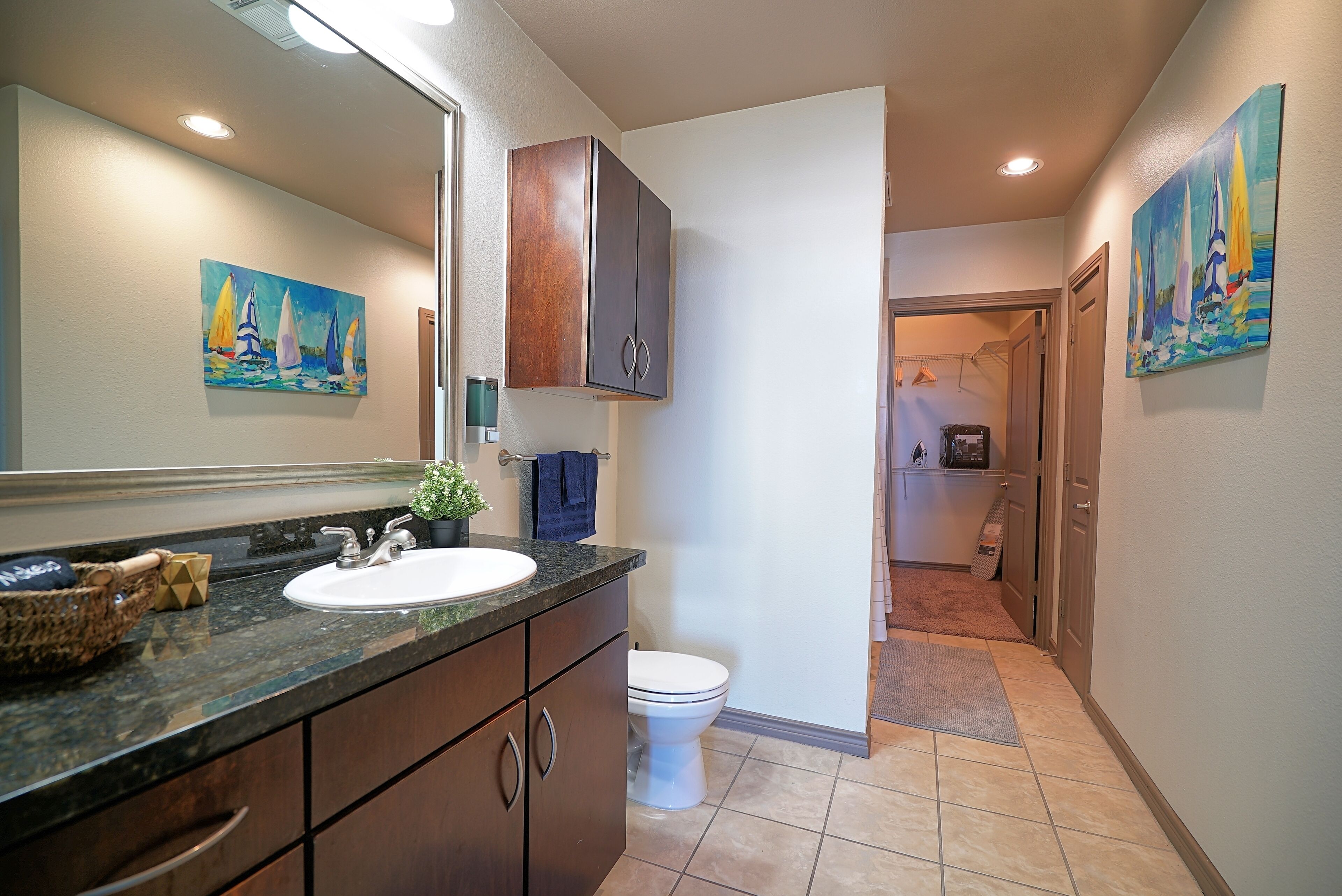 Prestigious unit w/ study | 5★ Location, Pool, Gym