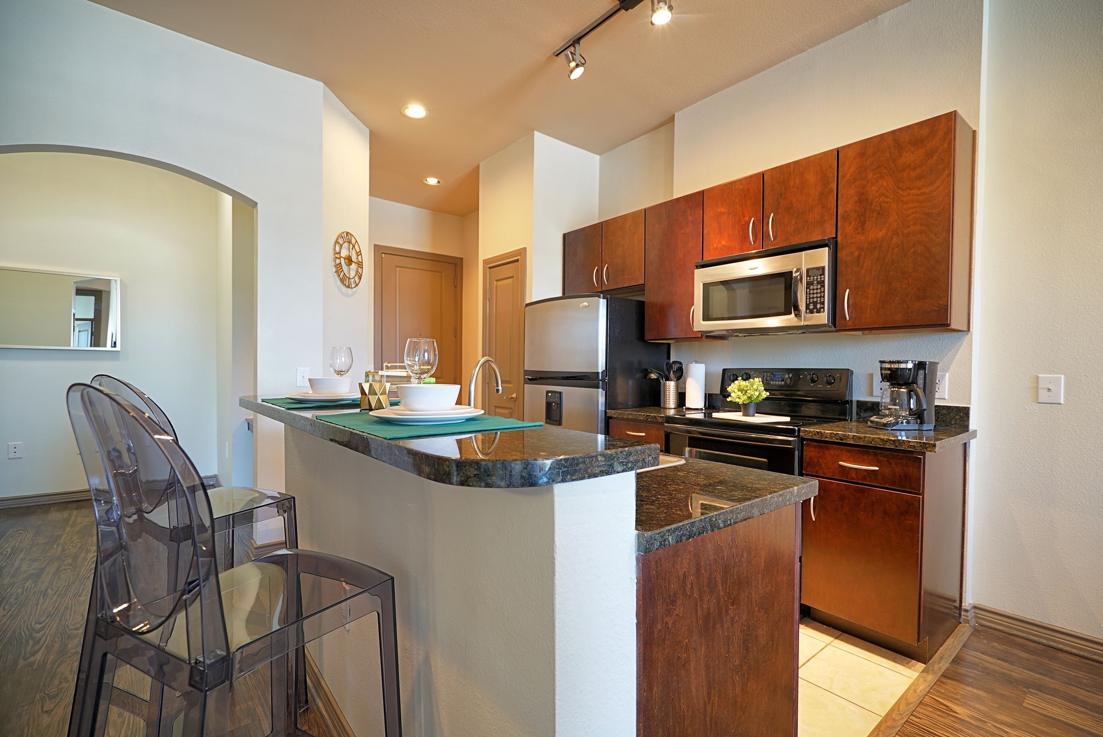 Prestigious unit w/ study | 5★ Location, Pool, Gym