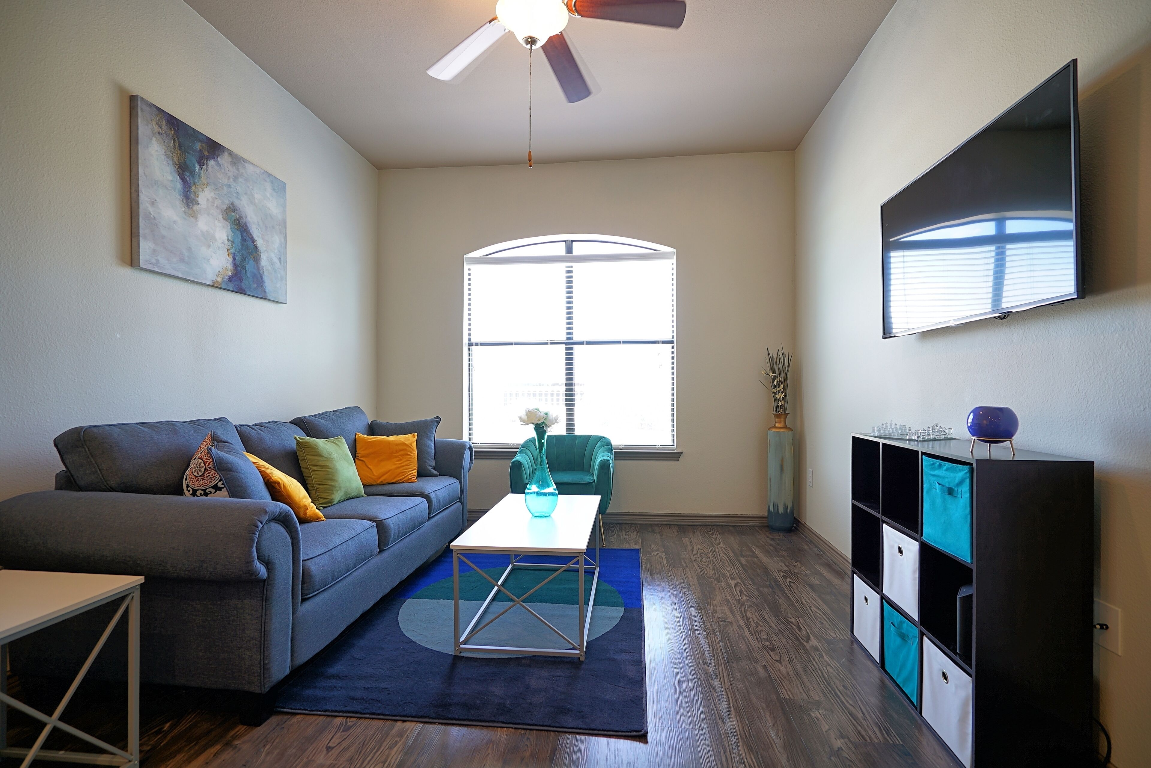 Prestigious unit w/ study | 5★ Location, Pool, Gym