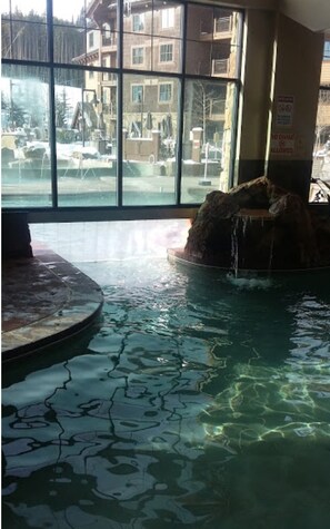 Inomhuspool och utomhuspool