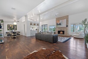 Interior - Luxury 5BR Retreat: Pool, Spa, Golf Views, Mins to Downtown, Rainey & Airport (Austin)