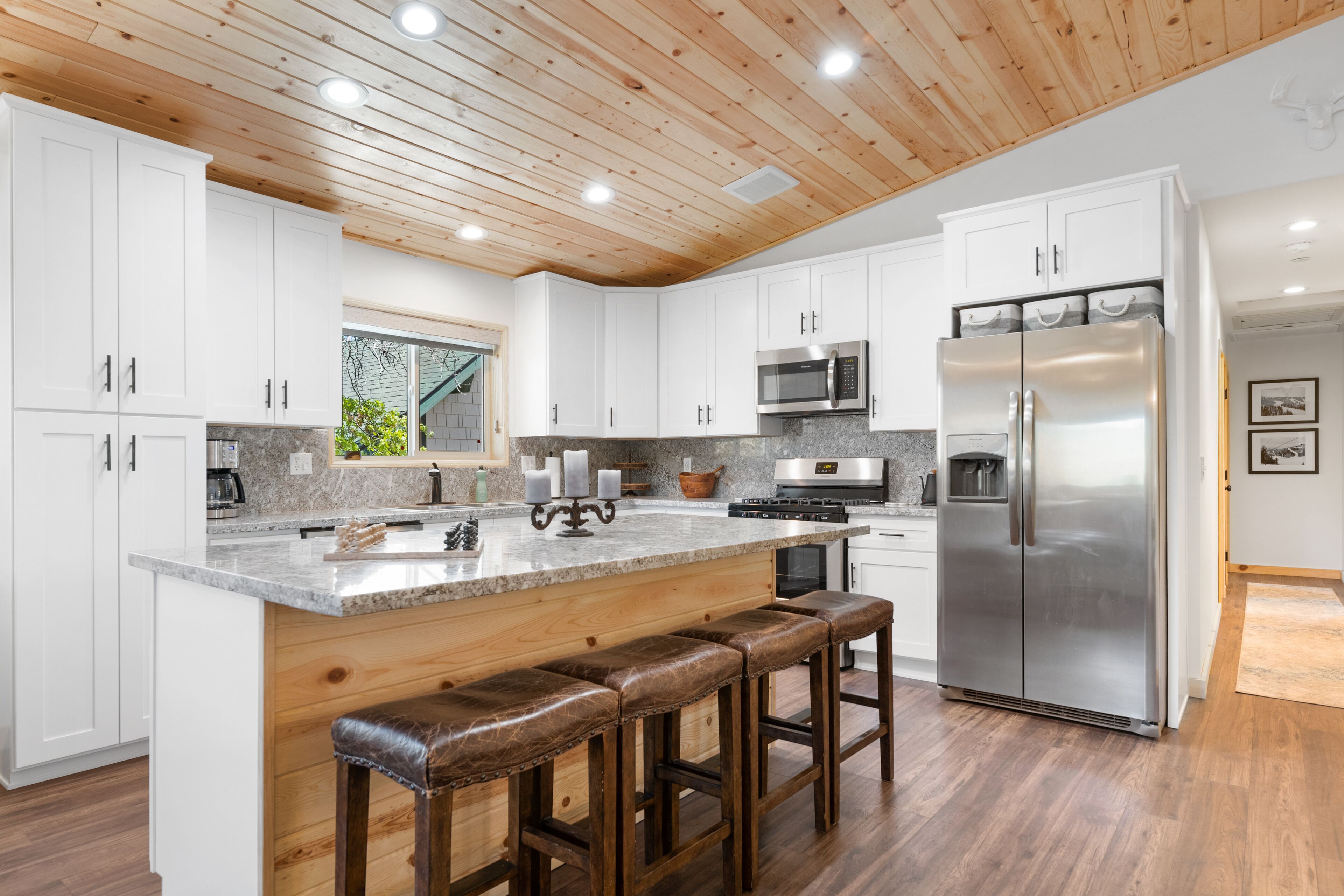 Chateau Moonridge -Modern, spacious mountain home with an outdoor hot tub!