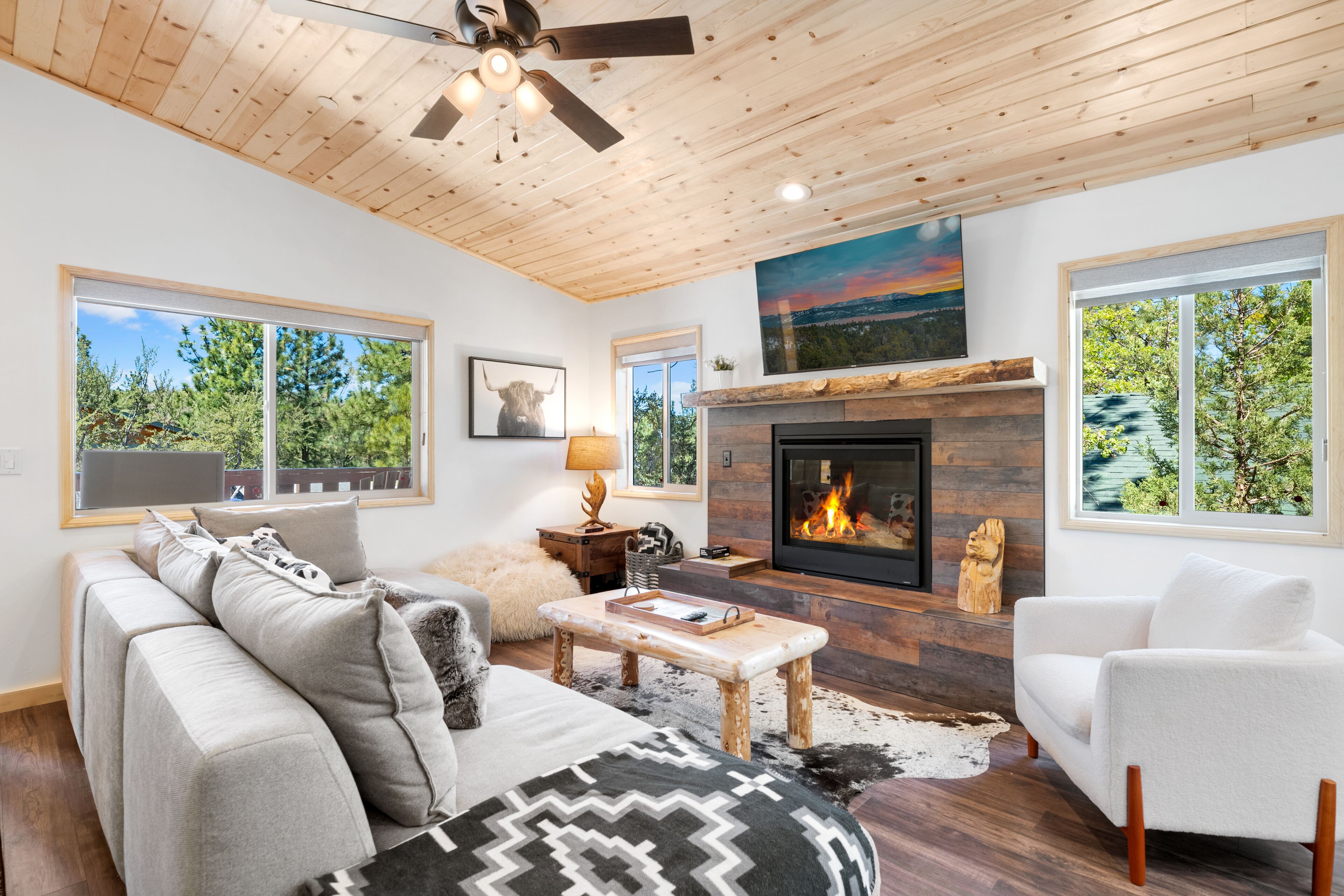 Chateau Moonridge -Modern, spacious mountain home with an outdoor hot tub!