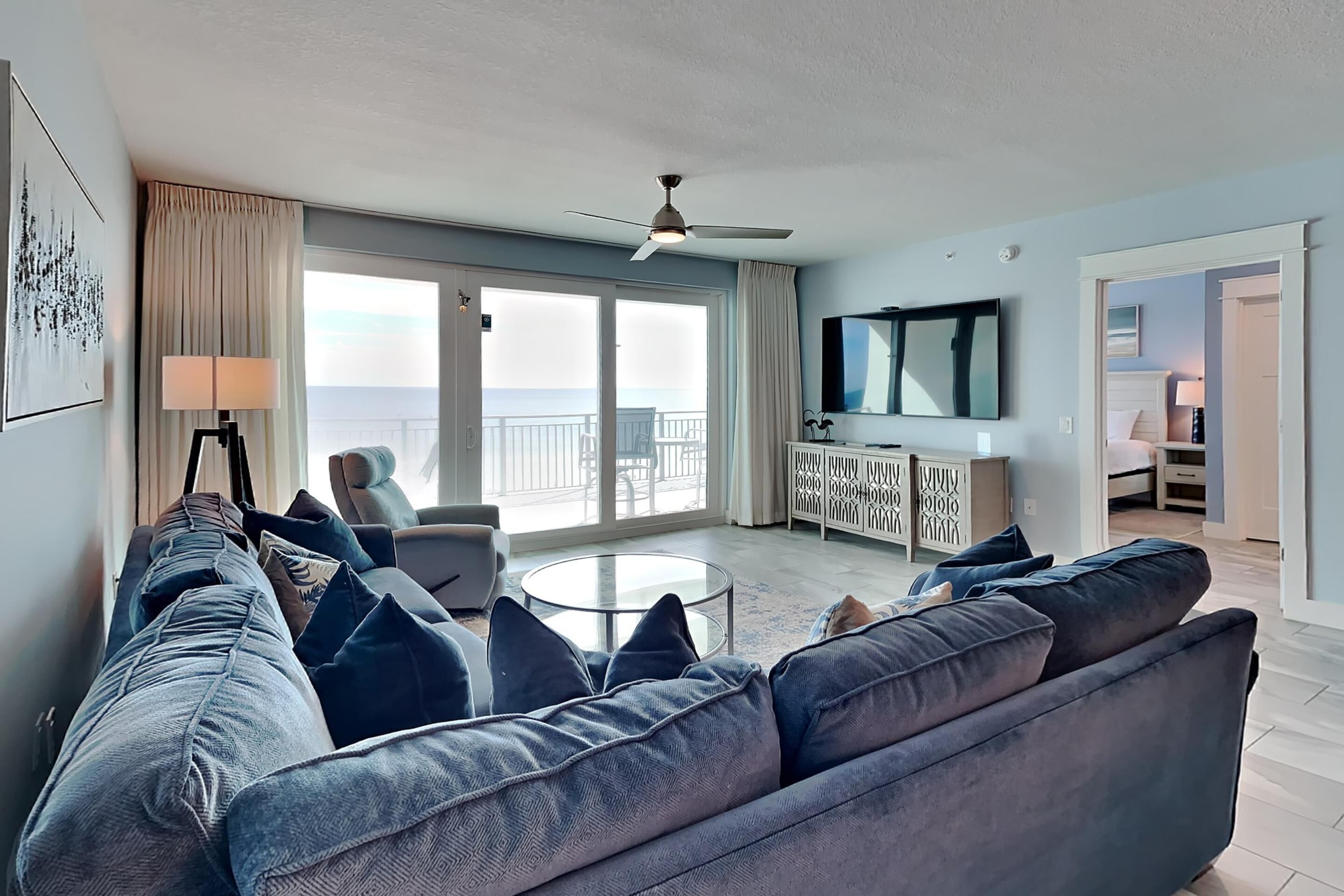 Luxury Gulf view condo w. beach access + amenities