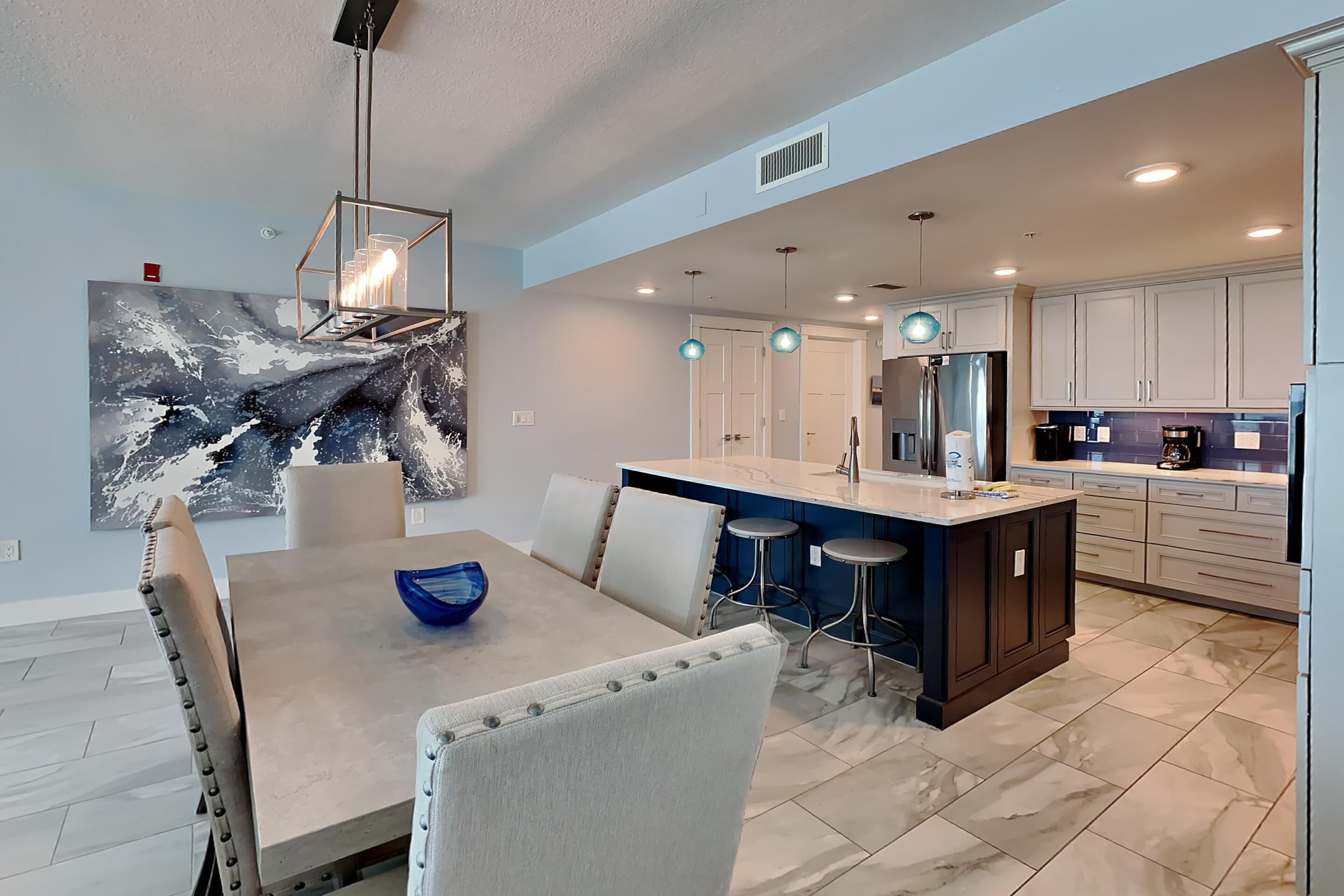 Luxury Gulf view condo w. beach access + amenities