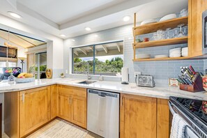 Fridge, microwave, oven, stovetop - Luxury king suite w A/C, Surfboards, Walk to Beaches & 1 Hotel, Massage Chair (Princeville)