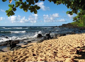 Nära stranden, solstolar och strandhanddukar