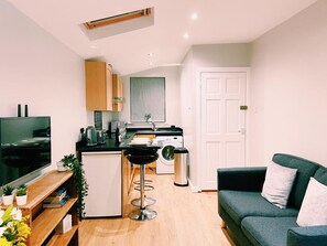 Fridge, microwave, oven, stovetop - Beautiful 1-bed Apartment in York (York)
