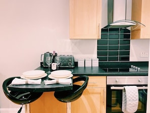 Apartment, 1 Queen Bed | Private kitchen