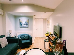 Apartment, 1 Queen-Bett | Wohnbereich | 30-Zoll-Fernseher mit Digitalempfang