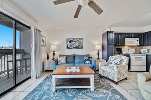 Een smart-tv, een dvd-speler, boeken en een stereo