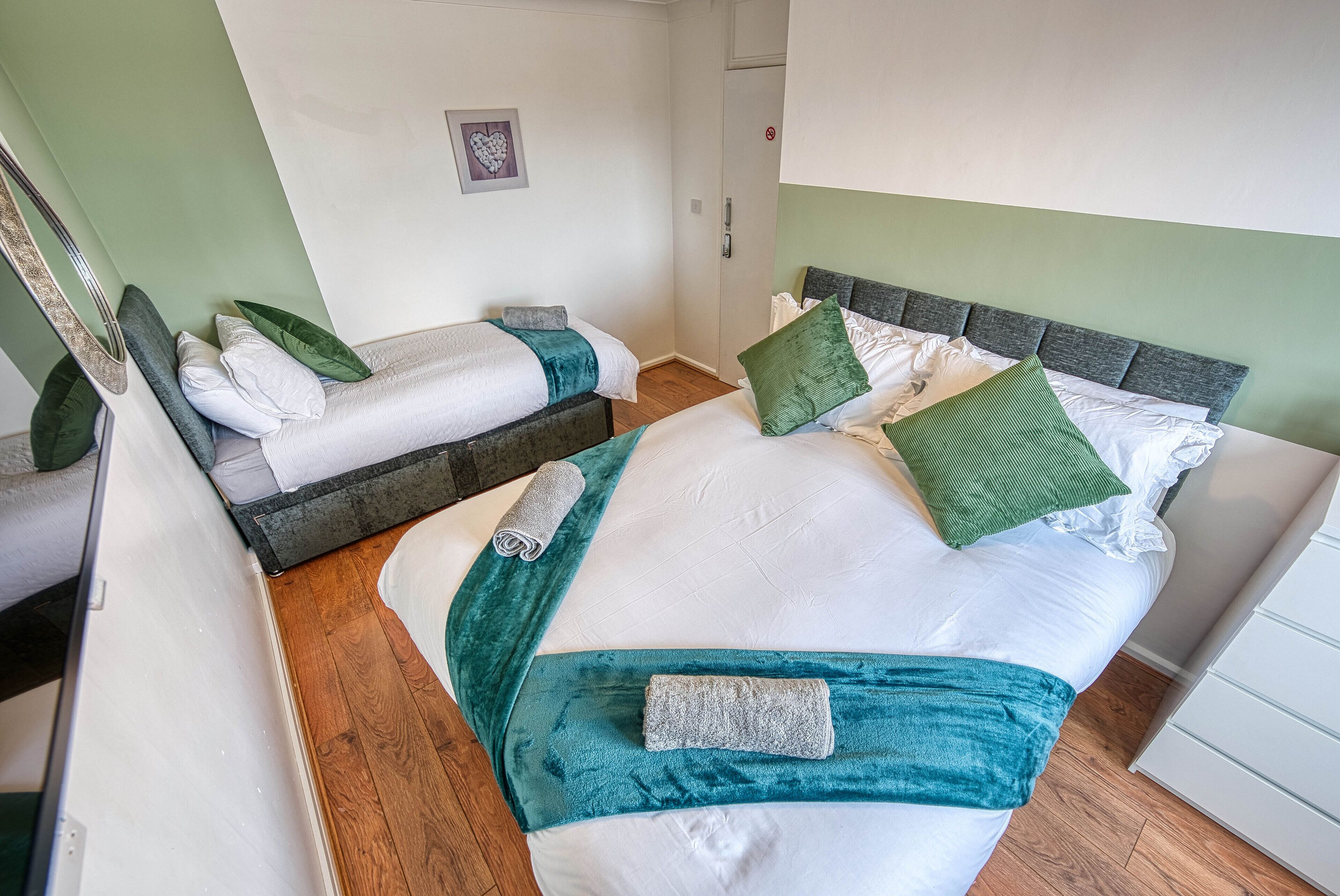 Contractor Digs 4 Bedroom nr City/HS2/M6 & FREE WIFI