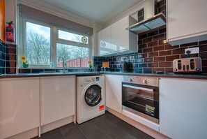 ثلاجة، ميكروويف، فرن، موقد طهي مسطح