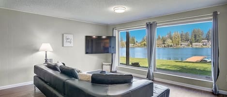 Smart TV, table tennis