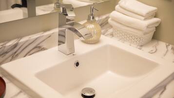 Een bad, een haardroger, handdoeken