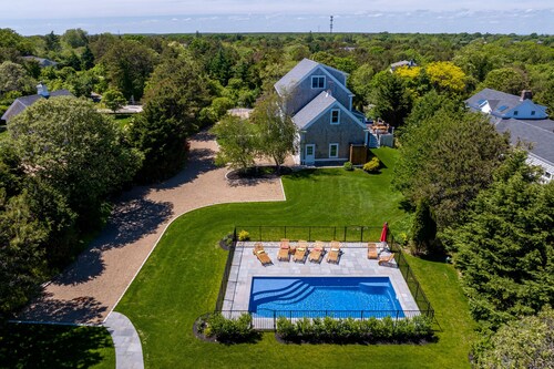WALK TO VILLAGE LOCATION, NEW POOL, FAMILY COMPOUND!