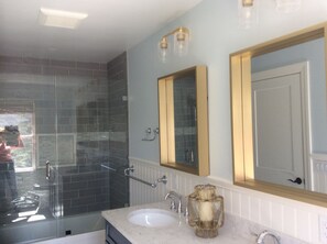 Combined shower/bathtub, hair dryer, towels, soap - WALK TO VILLAGE LOCATION, NEW POOL, FAMILY COMPOUND! (Edgartown)