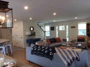 Smart TV, fireplace, books - WALK TO VILLAGE LOCATION, NEW POOL, FAMILY COMPOUND! (Edgartown)