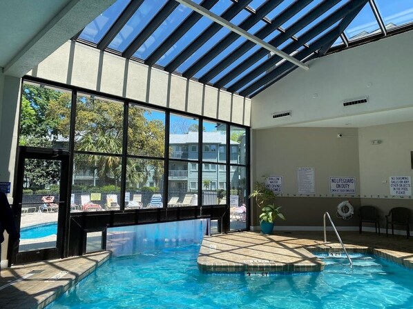 Alberca techada y alberca al aire libre