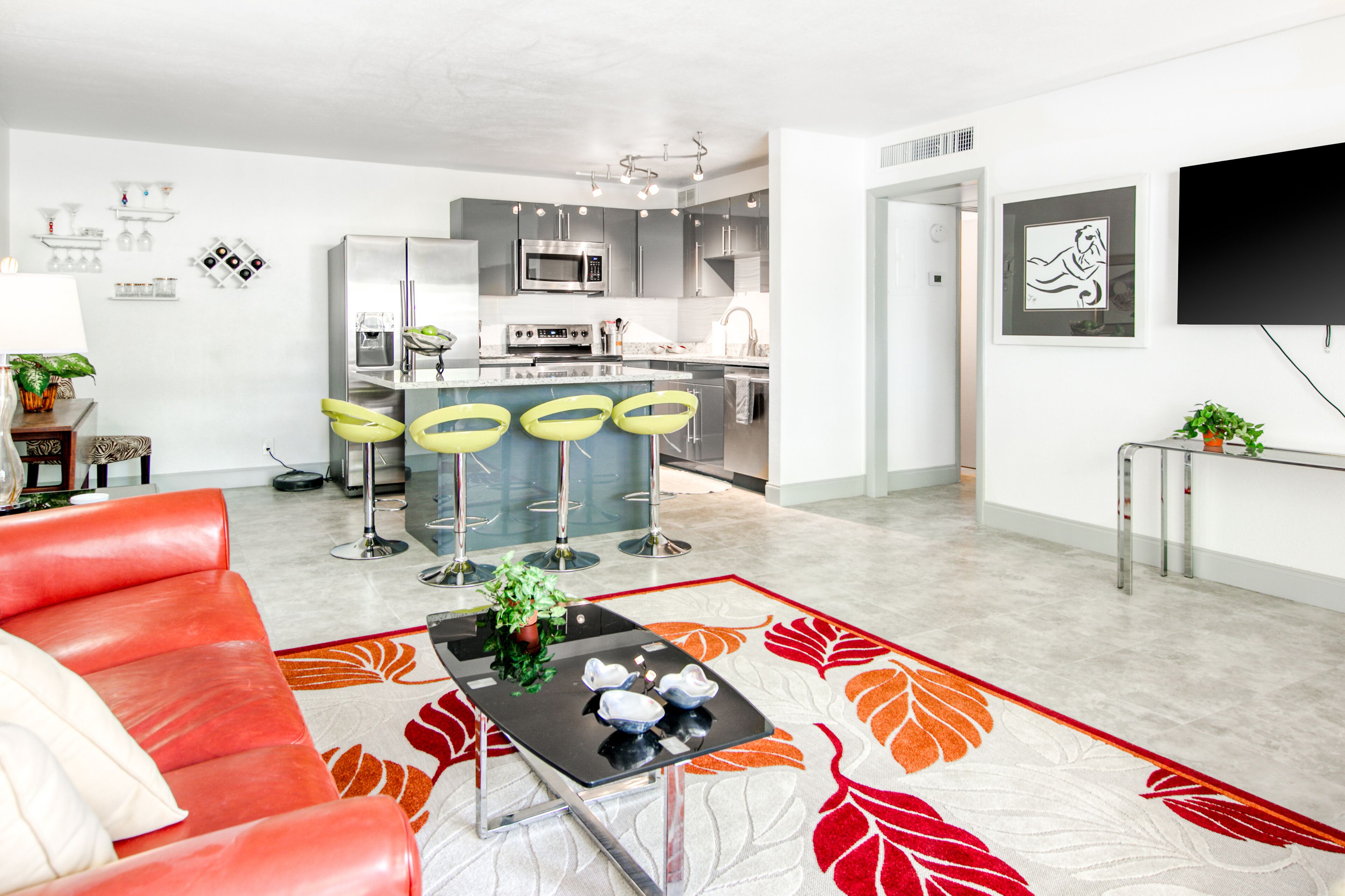 Ground-floor getaway with central AC - snowbird-friendly