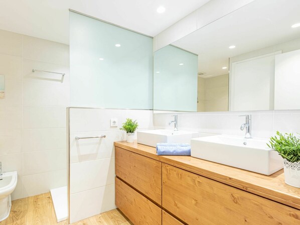 Plant, Plumbing Fixture, Tap, Cabinetry, Sink, Bathroom Cabinet, Property, Building, Countertop, Houseplant