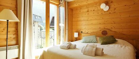 3 bedrooms, travel crib, free WiFi, bed sheets