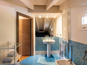Bathroom - Cosy apartment for 6 people with WIFI, pool, patio and pets allowed (Pontedassio)