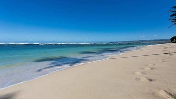 Una spiaggia nelle vicinanze, lettini da mare, teli da spiaggia