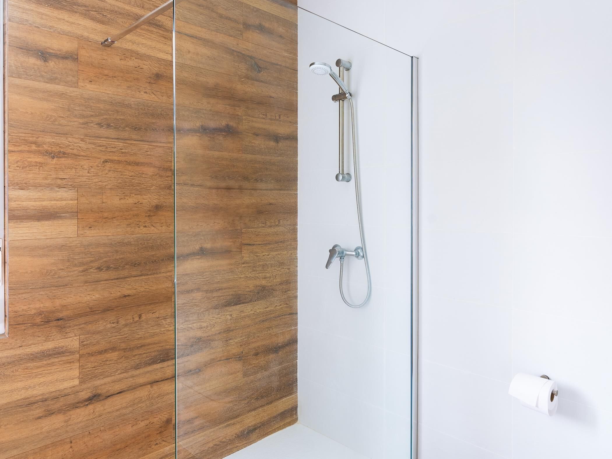 Een douche, een haardroger, handdoeken