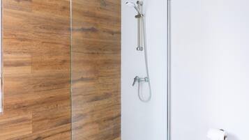 Een douche, een haardroger, handdoeken