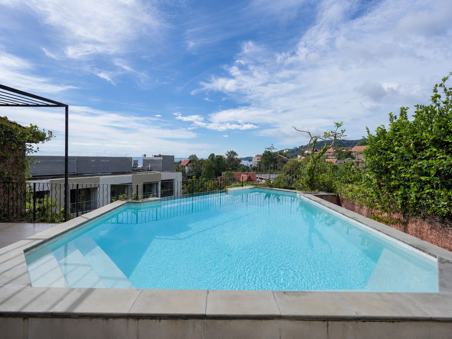 2 outdoor pools