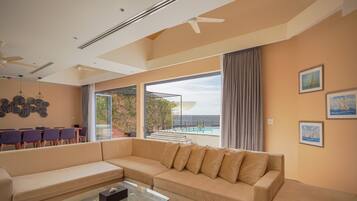 Villa familiar, 4 habitaciones, vista parcial al mar | Área de sala de estar | Televisión LED de 50 pulgadas con canales digitales y televisión