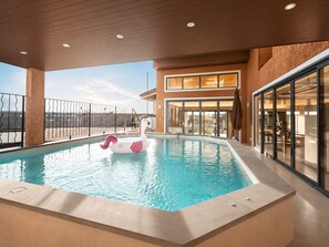 Separate bathtub and shower, free toiletries, hair dryer, bathrobes - Teetara Villa Patong (Patong)