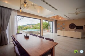 Familie villa, 5 slaapkamers, gedeeltelijk uitzicht op zee | Woonruimte | Een 50-inch ledtelevisie met digitale zenders, televisie en Netflix