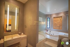 Family Villa, 5 Bedrooms, Partial Sea View | Bathroom | Separate bathtub and shower, free toiletries, hair dryer, bathrobes - Teetara Villa Patong (Patong)