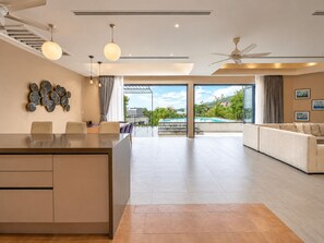 50-inch LED TV with digital channels, TV, Netflix - Teetara Villa Patong (Patong)