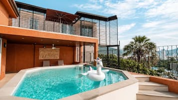 2 outdoor pools
