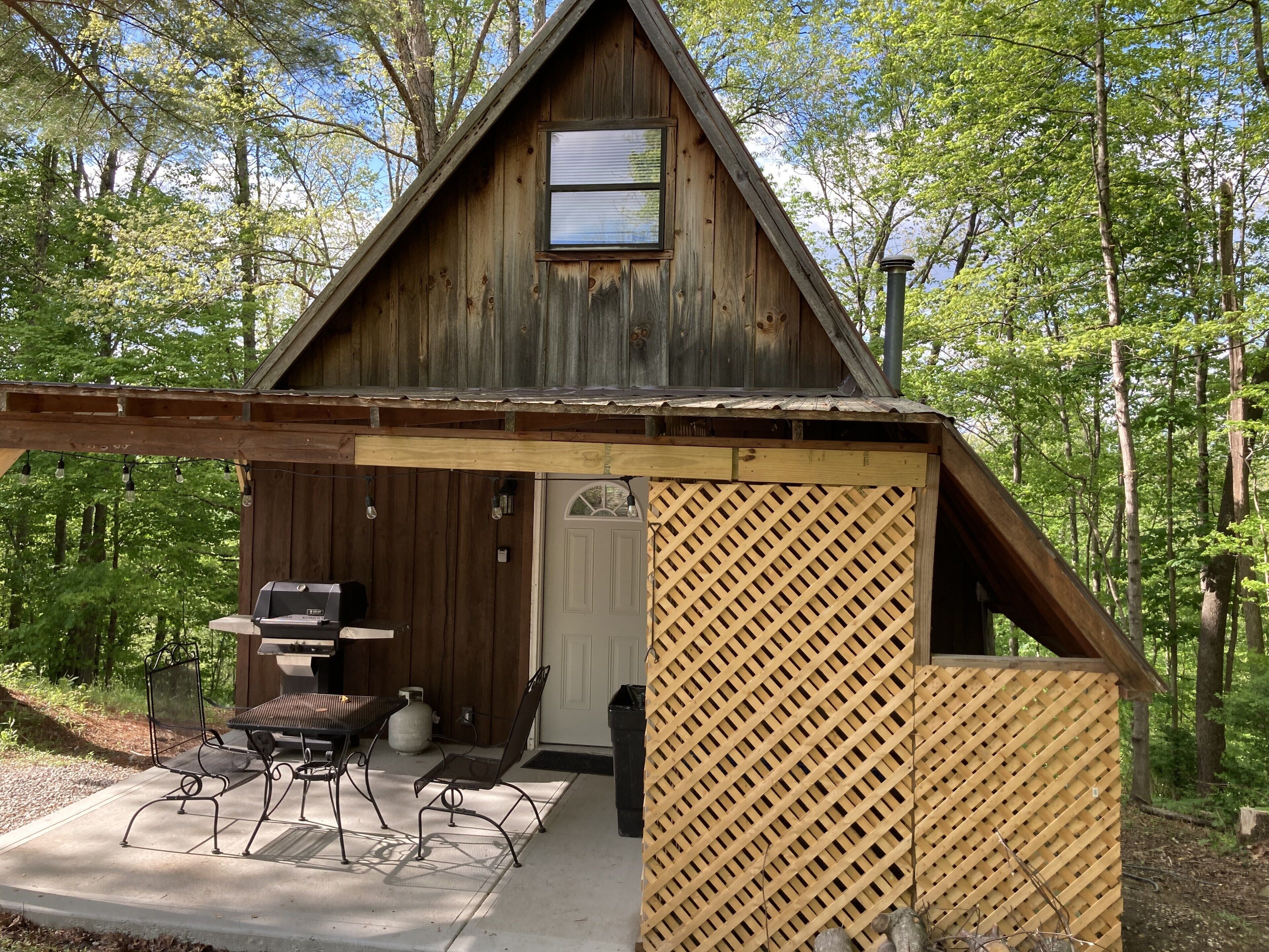 Honeymoon and relax near Cave Run Lake at the Musky Hideaway!!!