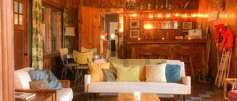 Una Smart TV, una chimenea, Netflix, libros