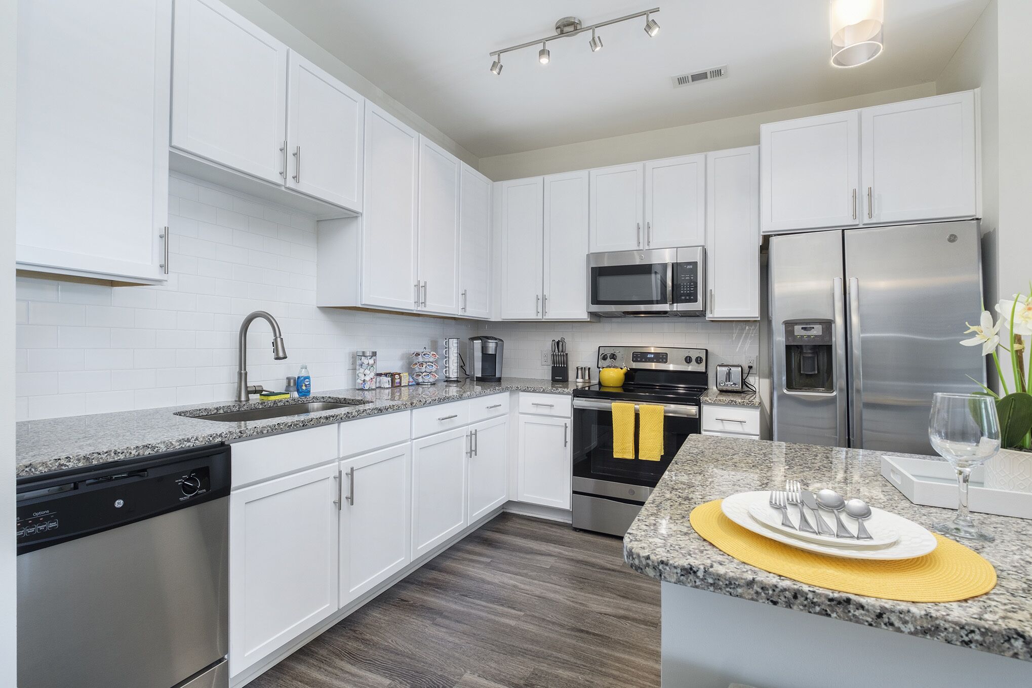 Luxury Apt| King & Queen Beds|9mins to CLT| Near Top Golf, Shops, & Restaurants