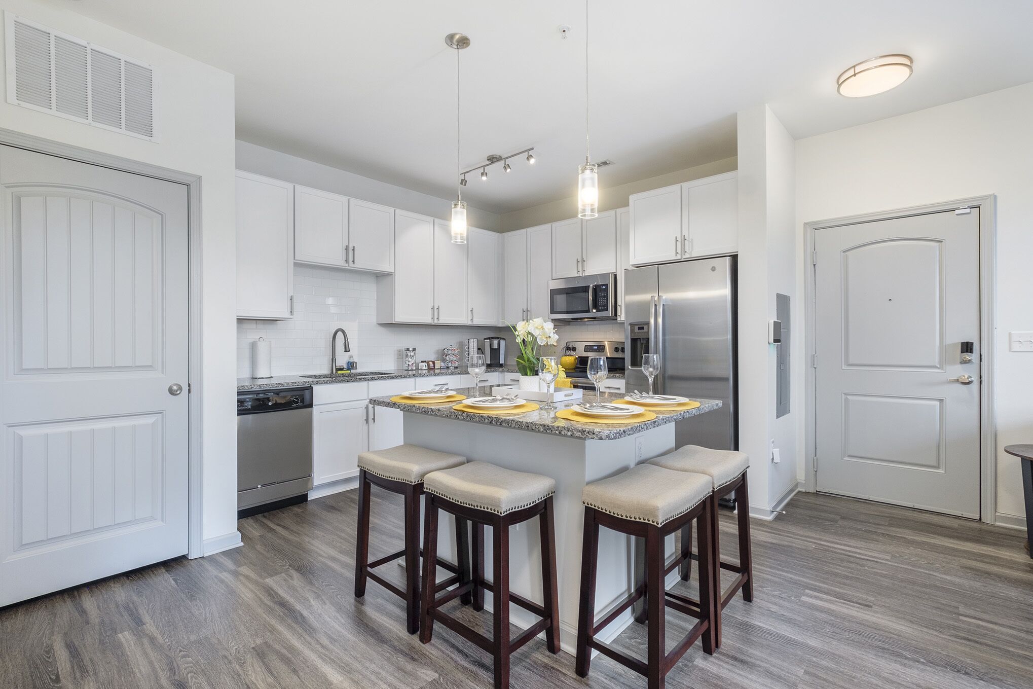 Luxury Apt| King & Queen Beds|9mins to CLT| Near Top Golf, Shops, & Restaurants