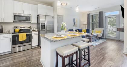 Luxury Apt| King & Queen Beds|9mins to CLT| Near Top Golf, Shops, & Restaurants