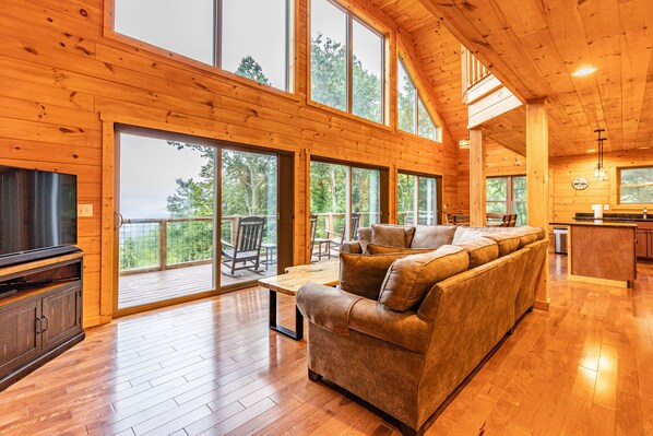 Smart-TV, Kamin, DVD-Player, Bücher