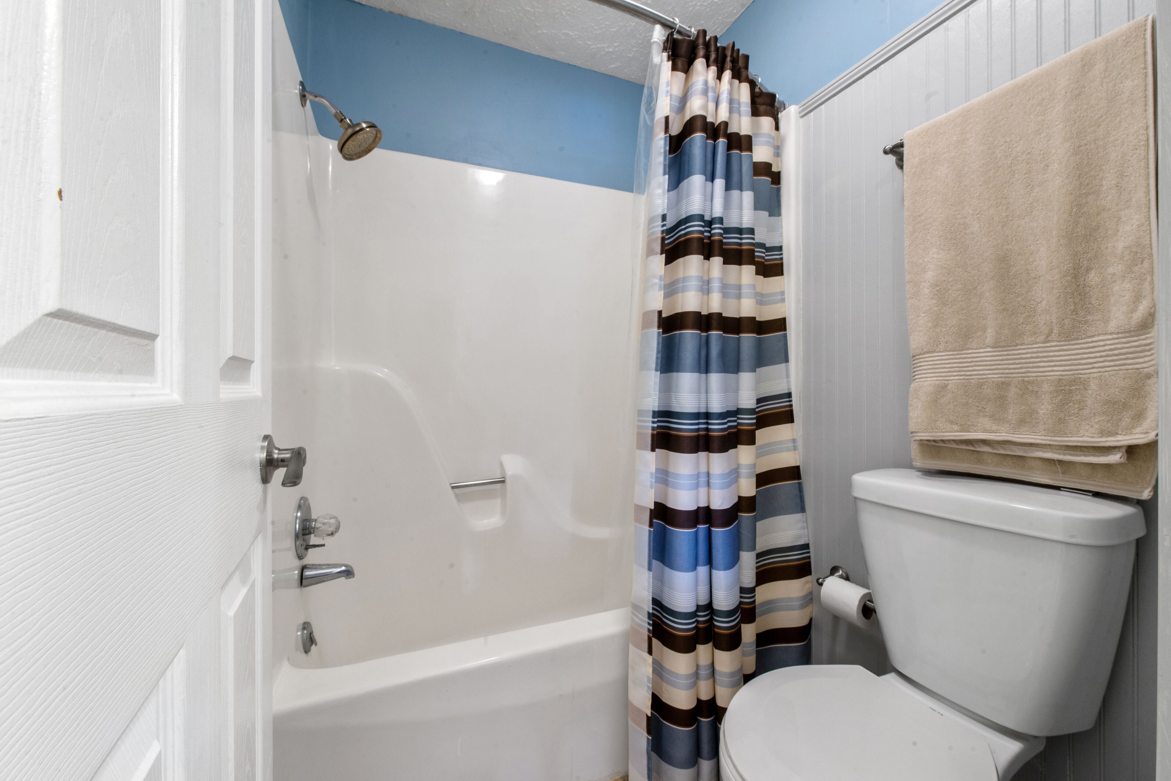 Ein Badezimmer mit einer Badewanne, Toilette und einer Duschvorhang.