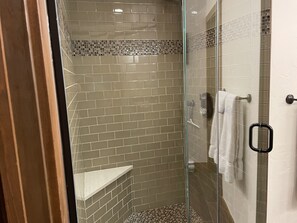 Douche, séchoir à cheveux, serviettes fournies, savon