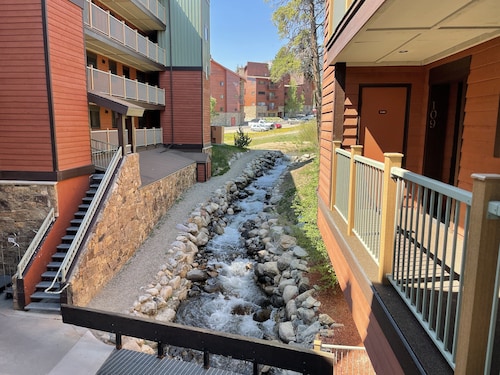 Perfect location off 4 o'clock run, Walk to Mainstreet, Ski-In, Shared Hot Tub