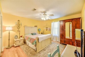 3 bedrooms, desk, iron/ironing board, free WiFi